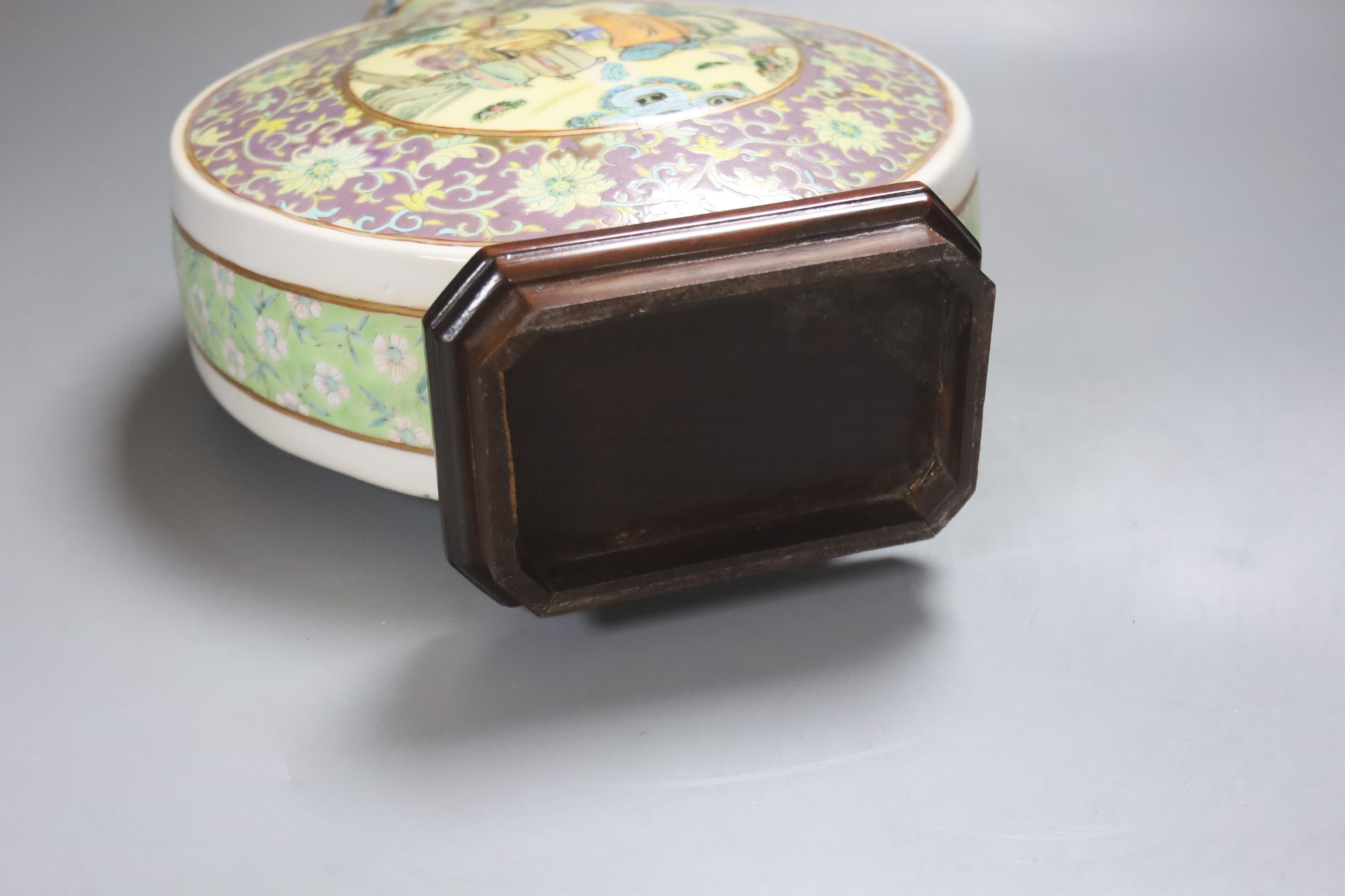 A Chinese famille rose moon flask, 19th century, restored 27cm